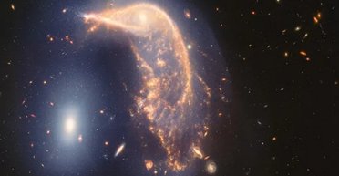 Пінгвін, який охороняє своє Яйце: NASA показало зіткнення дивної пари галактик (фото)