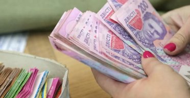 В Украине два года подряд существенно растут зарплаты: эксперт объяснил, с чем это связано