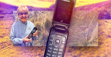 "Я не могла повірити": жінка знайшла в пустелі таємничий телефон, який всіх вразив (фото)