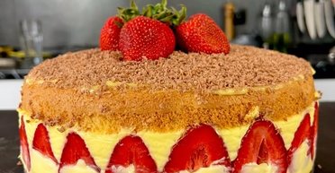 Бісквітний торт із полуницею та заварним кремом: рецепт кулінарного шедевра від одесита