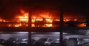 Машини вибухають, людей евакуюють: у лондонському аеропорту спалахнула масштабна пожежа (відео)