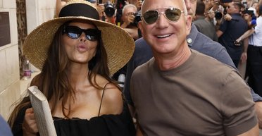 Перший вихід у світ як подружжя: заради Безоса і Санчес закрили популярний бар у Венеції (фото)