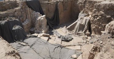 Таких знахідок ще не було: в Іраку відкопали 6-метрову ассирійську скульптуру (фото)