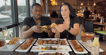 Топблогеры оценивали вкус бургеров в ресторане, а через мгновение едва не погибли (видео)