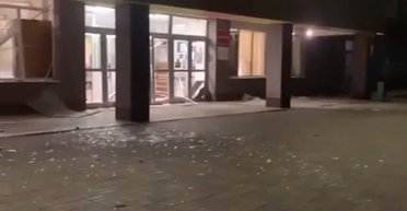 Россияне атаковали Одесский район: повреждены образовательное учреждение и многоэтажка, есть пострадавшие (фото, видео)