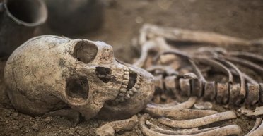 Неандертальці та стародавні люди ділили територію за допомогою трупів: що з'ясували вчені