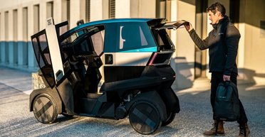 Кренится в виражах: выпущен гибрид электрокара и байка с дверями как у Lamborghini (фото)