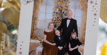 Золото і сніг: який вигляд має різдвяна ялинка в палаці Монако