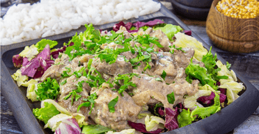 Куряча печінка з грибами в сметанно-гірчичному соусі: швидкий рецепт ароматної страви