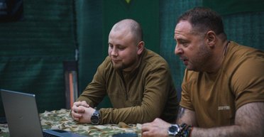 Єрмак познайомив бригаду Нацгвардії "Спартан" з автором пісні "Смарагдове небо" Drevo (відео)