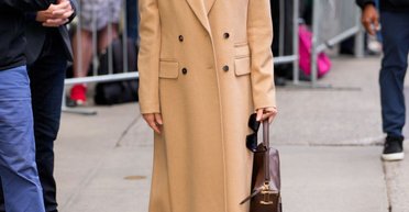 Риз Уизерспун продемонстрировала идеальное пальто цвета кэмел на осень 2023