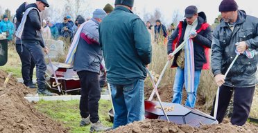 Не выдержала скорби: на Кировоградщине одновременно похоронили военного и его мать (фото)