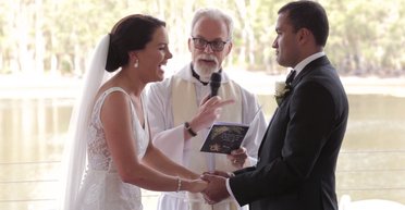 Священник напідпитку повністю зіпсував весільну церемонію закоханих (фото)