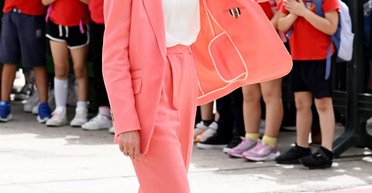 Стильний образ: королева Летиція з'явилася на публіці в яскравому лляному костюмі (фото)