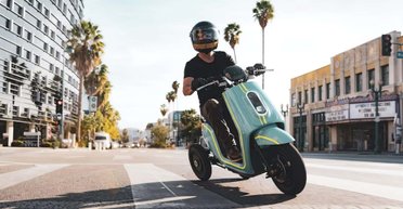 Американці представили незвичайний триколісний електричний самокат для міста (відео)