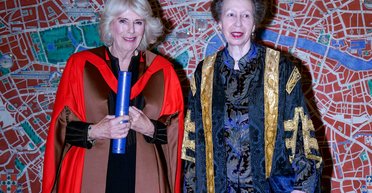 Принцеса Анна нагородила королеву Каміллу докторським ступенем (фото)