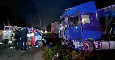 Под Винницей грузовик протаранил микроавтобус: много жертв (фото, видео)