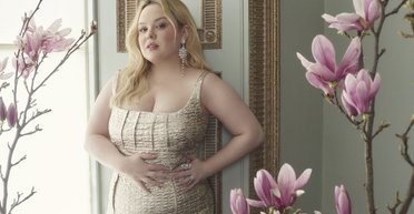 Никола Кохлан, звезда "Бриджертонов", стала звездой глянца и рассказала, почему избавилась от соцсетей