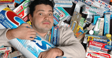 Зі смаком віскі та васабі: стоматолог зібрав найбільшу у світі колекцію зубних паст (відео)