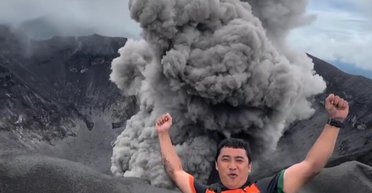 На межі ризику: чоловік зробив селфі на тлі вулкана, що вивергається (відео)