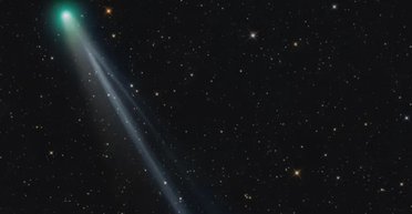 Сонячний вітер відірвав шматок хвоста яскравої комети, яка летить до Землі (відео)