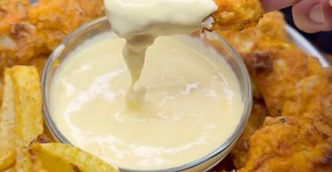 Курячі стрипси із сирним соусом: легкий рецепт улюбленої страви