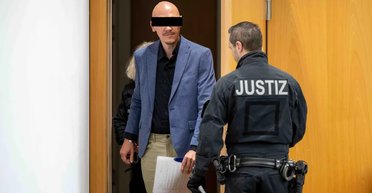 "Тричі на рік хотіла в Дубай": чиновник, який попався на шахрайстві, в суді звалив все на дружину