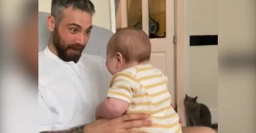 Батько грався із сином і не помітив, хто спостерігав за ними в кутку