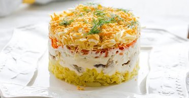 Салат "Мимоза" со скумбрией и сыром: рецепт вкусного зимнего блюда