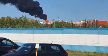Пылает факелом: в РФ начался пожар на нефтяном заводе "Сибур" (фото, видео)