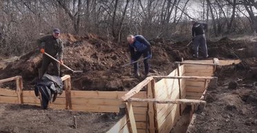 Копают лопатами вплотную к границе: как устроена линия обороны под Харьковом, — Bild (фото)
