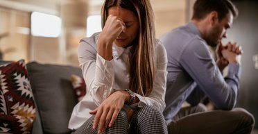 Розлучилися через сукню: чоловік відмовився йти на побачення з дівчиною через "голе" вбрання