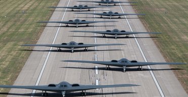 Шесть бомбардировщиков-невидимок и два авианосца: США стягивают силы для атаки на Иран