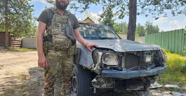 "И создал Бог Франки": бойцы показали авто, которое более года "воюет" на передовой (фоторепортаж)