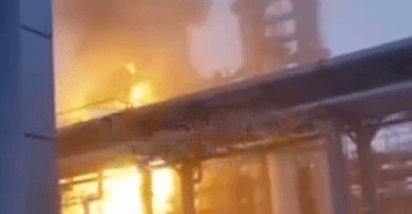 Потужна пожежа в Самарській області: БПЛА атакували нафтопереробні заводи, деталі (відео)