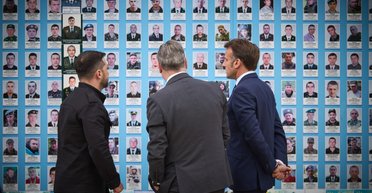 Зеленский, Стармер и Макрон прогулялись по центру Киева и говорили с украинцами (фото, видео)