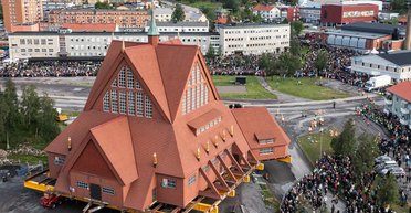 В Швеции на новое место перемещают целый город: что стало причиной (видео)