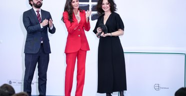 Королева Летиція продемонструвала яскравий штанний костюм (фото)