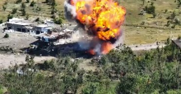 ВСУ разнесли колонну оккупантов, которые пытались триумфально въехать в Красногоровку (видео)