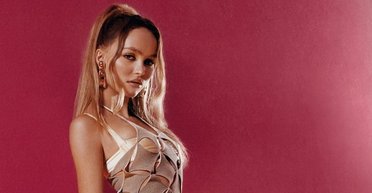 У прозорому топі та коротких шортах: Лілі-Роуз Депп вирушила на побачення (фото)