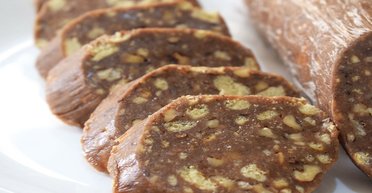 Солодка ковбаска як у дитинстві — рецепт приготувати десерту, який могли собі дозволити наші батьки