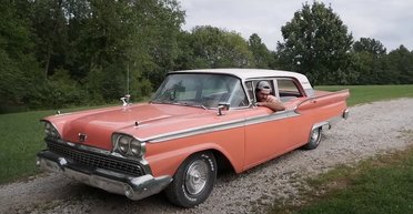 Старинный Ford 50-х завелся и поехал после 44 лет в гараже (видео)