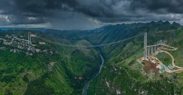 Вдвое выше Эйфелевой башни: в Китае официально открыли "самый высокий мост в мире" (фото, видео)
