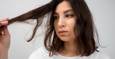 Солома на голове: трихолог рассказала, как летом защитить волосы от солнца