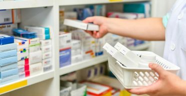 Кабмин разрешил продажу лекарств на АЗС: какие препараты теперь можно купить на заправках