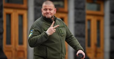 Від "боротьби зі стриптизом" до "замаху" на Залужного: що не сходиться у новій версії подій 2022 року