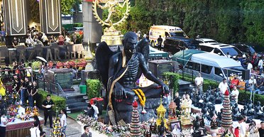 Приносять жертви: місцеві жителі вимагають прибрати "диявольську" статую (фото)