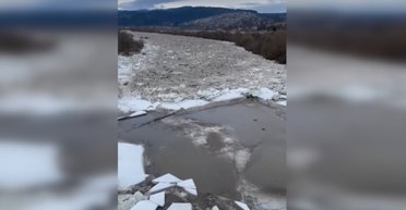 Крига скресла: на річці Дністер почався льодохід (відео)