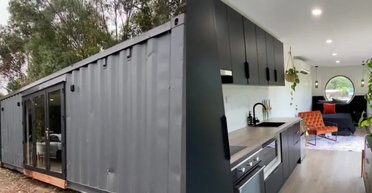 "Абсолютна мрія": жінка показала, як із вантажного контейнера зробити затишне житло