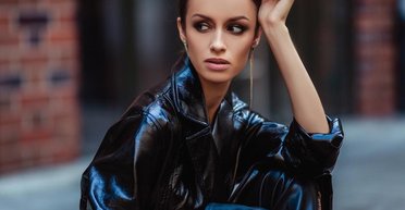 Глянец и макси. Самые модные тренчи и плащи сезона весна-лето 2021